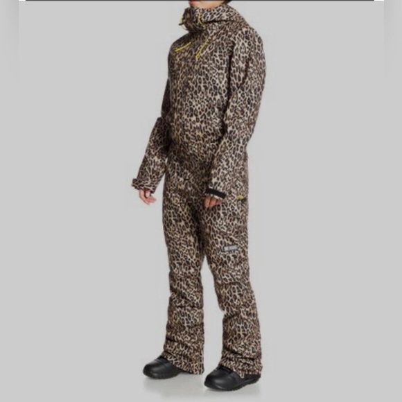 DC Snowsuit LIKE NEW - Picture 2 of 7